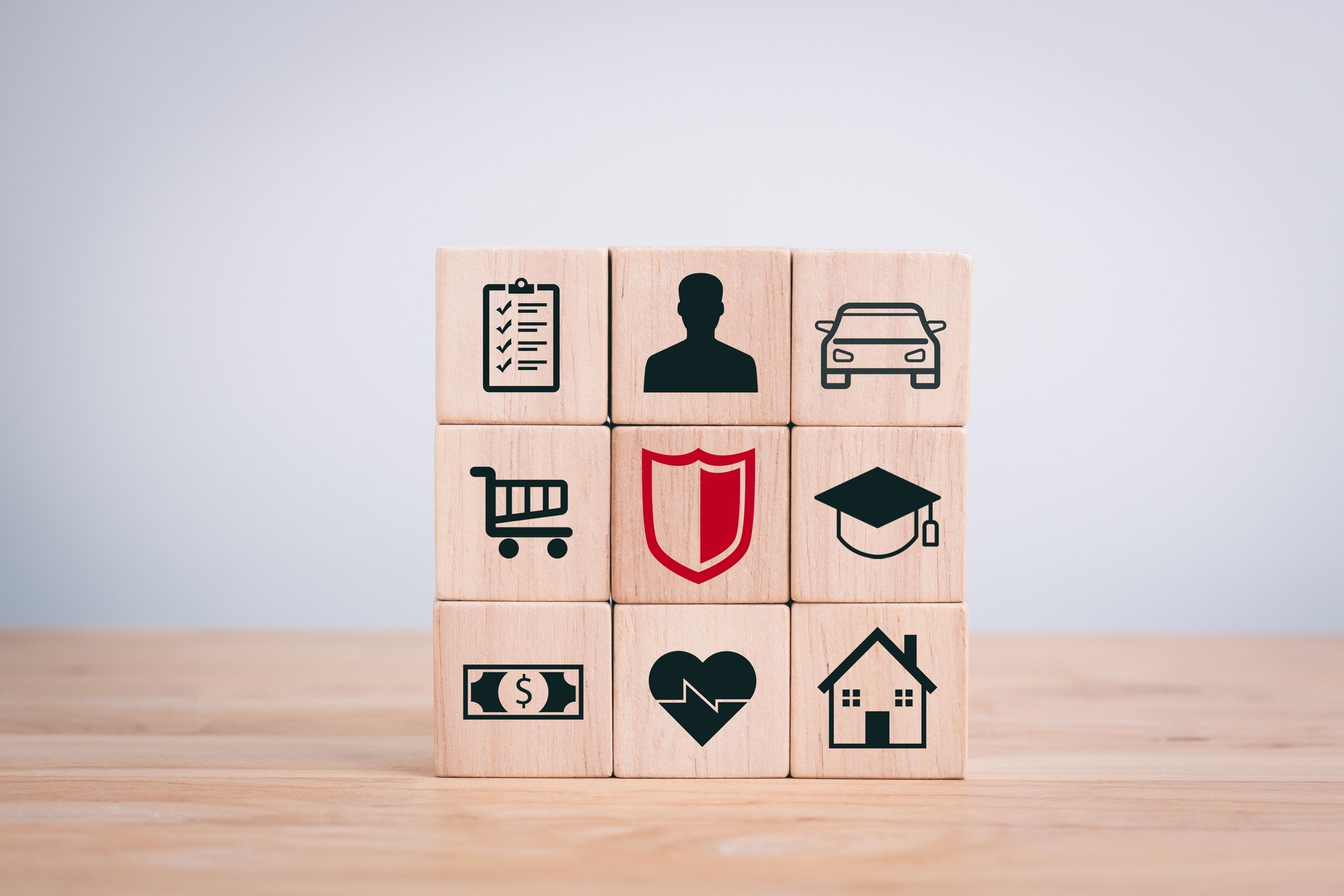 Concepto de varios tipos de negocios de seguros. Cubos de madera con iconos de coche, dinero, salud, apoyo, bienes raíces. Símbolo en cubos de madera.