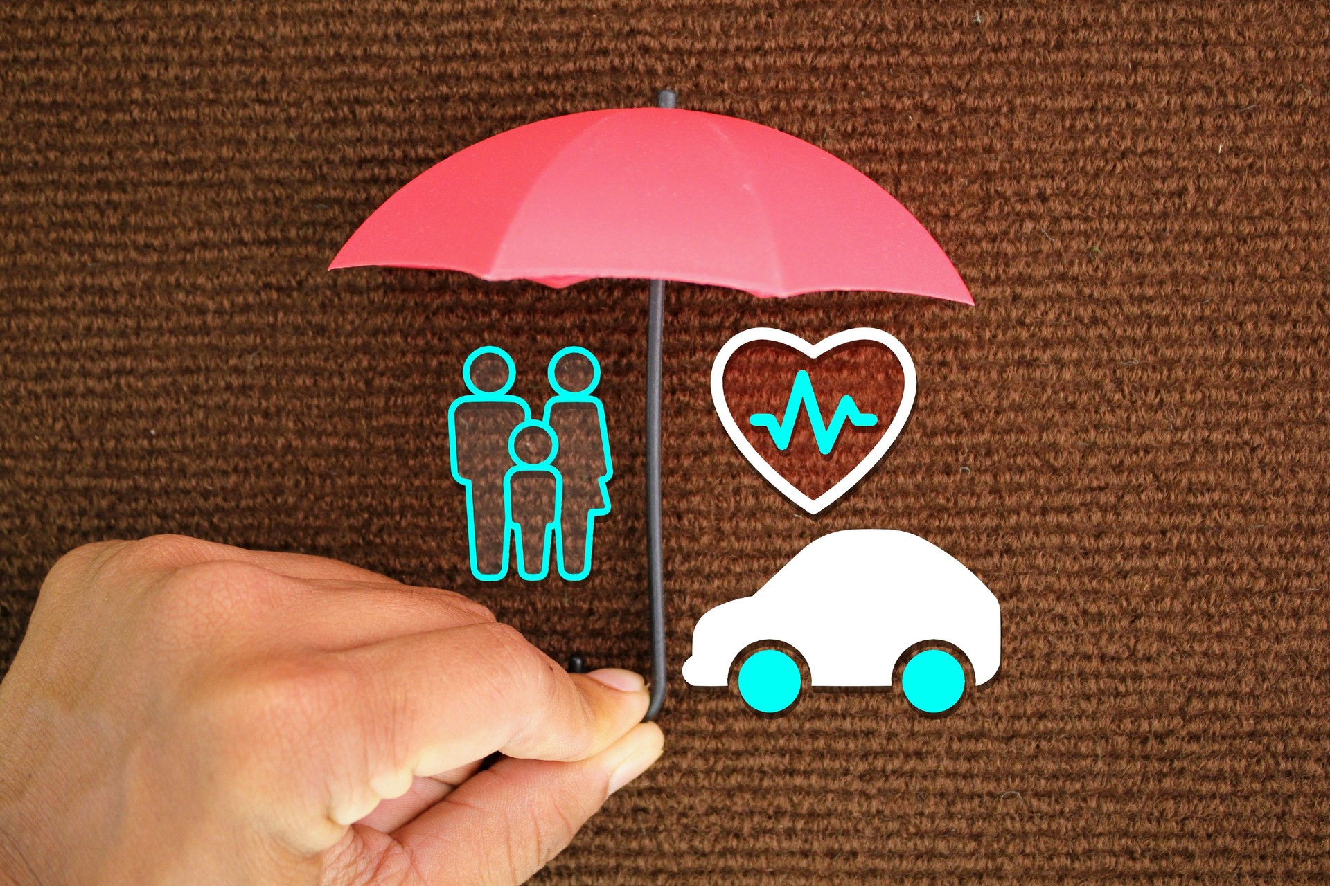 Paraguas de mano con iconos de familia, vehículo y salud. concepto de cobertura de seguro. seguro de vida. Concepto de seguro